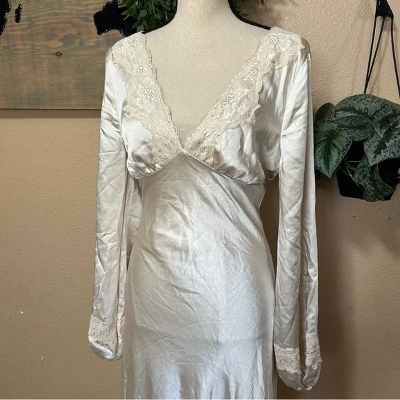 Illustrious Elegance Champagne Satin Long Sleeve Midi Dress - Picture 3 of 8